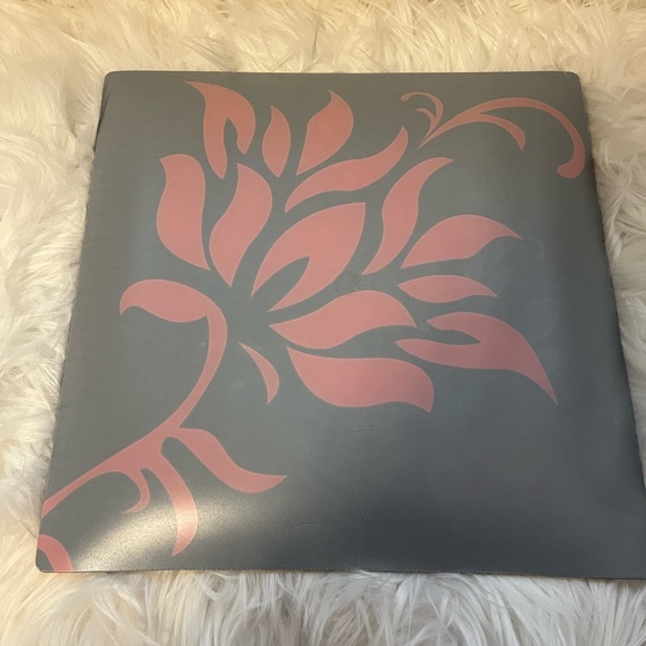 Torre & Tagus Decorative Plate (Stunning black and Red) with stand

$50 - Picture 5 of 5